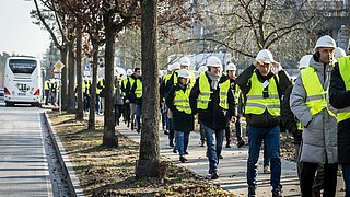 Teilnehmende der Exkursion laufen zur nächsten Station der Tour in Ludwigsfelde.