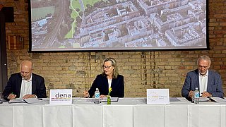 Andreas kuhlmann, Kristina Haverkamp und Reinhard Müller unterschreiben Dokumente