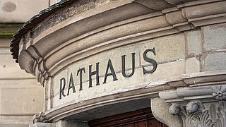 Detailaufnahme eines Eingangsportals mit der Aufschrift Rathaus