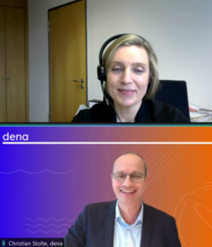 Moderator Christian Stolte (dena) in der Fragerunde mit Impulsgeberin Katja Neumann (BMWE) beim Bund-Länder-Dialog