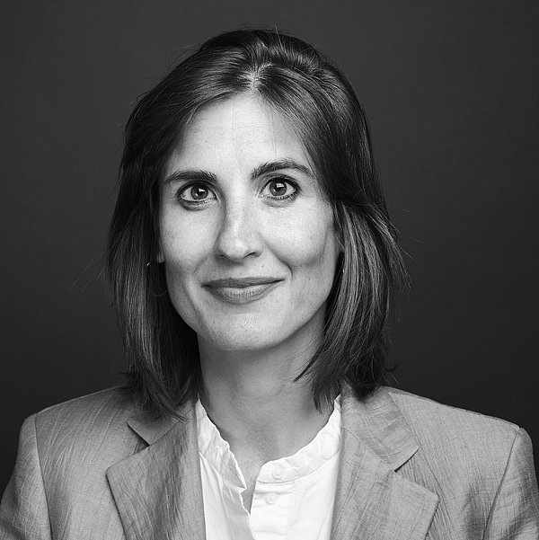 Bild von Nora Zaremba in schwarz weiß