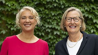 Porträtfoto der dena-Geschäftsführerinnen Corinna Enders und Kristina Haverkamp
