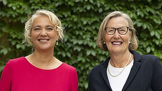 Porträtfoto der dena-Geschäftsführerinnen Corinna Enders und Kristina Haverkamp