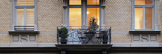 Klinkerfassade und Balkone eines Altbaus