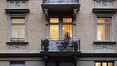Klinkerfassade und Balkone eines Altbaus