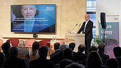 Andreas Kuhlmann am Rednerpult vor Publikum