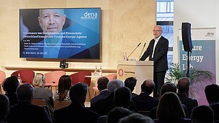 Andreas Kuhlmann am Rednerpult vor Publikum