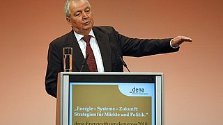 Professor Dr. Töpfer steht am Rednerpult und spricht