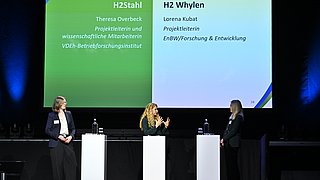 Zu sehen sind zwei Vertreter der Reallabore die von der Moderatorin interviewt werden
