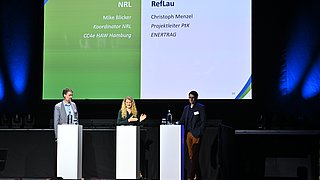 Zu sehen sind zwei Vertreter der Reallabore die von der Moderatorin interviewt werden