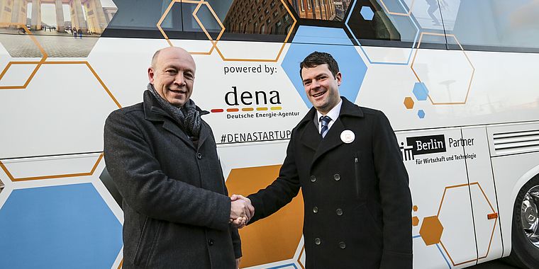 Andreas Kuhlmann, Vorsitzender der dena-Geschäftsführung, und Björn Böhning, Chef der Senatskanzlei des Landes Berlin, vor dem dena-Startup-Bus
