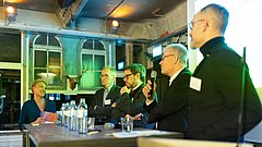 Foto (v.l.n.r.): Corinna Enders (dena), Jörg Cezanne (Fraktion Die Linke), Lars Rohwer (CDU/CSU-Fraktion), Helmut Kleebank (SPD-Fraktion) und Dr. Alaa Alhamwi (Bündnis 90/Die Grünen) in der Podiumsdiskussion. 