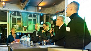 Foto (v.l.n.r.): Corinna Enders (dena), Jörg Cezanne (Fraktion Die Linke), Lars Rohwer (CDU/CSU-Fraktion), Helmut Kleebank (SPD-Fraktion) und Dr. Alaa Alhamwi (Bündnis 90/Die Grünen) in der Podiumsdiskussion. 