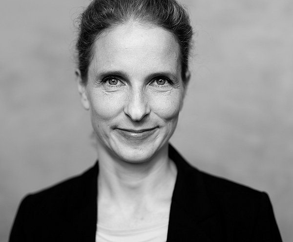 Foto von Susanne Schmelcher in schwarz weiß