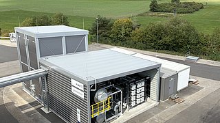 Luftaufnahme der Power-to-Heat-Anlage, Hochtemperatur-Wärmespeicher und PV-Module.