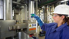 Mitarbeiterin der CABB bei der Qualitätskontrolle.