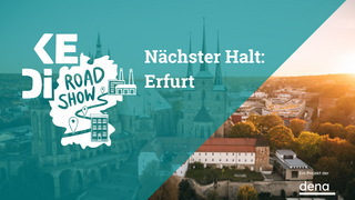 im Hintergrund sieht man eine Aufnahme aus Vogel-perspektive aus den Dom-platz und die Altstadt in Erfurt..