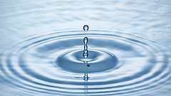 Fallender blauer Wassertropfen