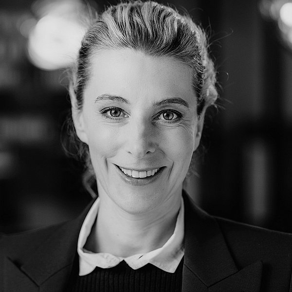 Foto von Dr. Alexandra von Bernstorff in schwarz weiß