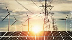 Sonnenuntergang hinter Solarpaneelen, Windrädern und Strommasten, symbolisiert erneuerbare Energie und Stromnetz