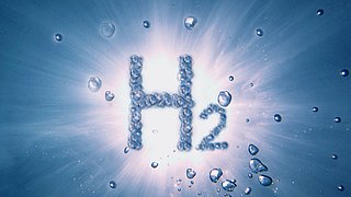 Wasserstoff-Molekül-Formel „H₂“ aus Blasen geformt, leuchtend vor blauem Hintergrund.