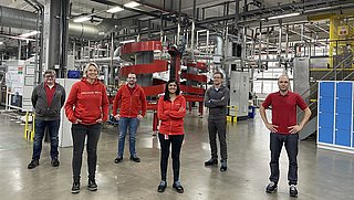 Mitarbeiter von Henkel in einer Fertigungshalle.