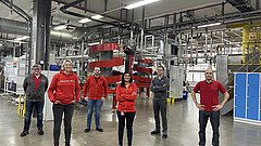 Mitarbeiter von Henkel in einer Fertigungshalle.