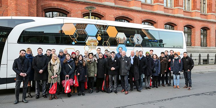 Berliner Gründer bei der Abfahrt des dena-Startup-Busses vor dem Roten Rathaus in Berlin