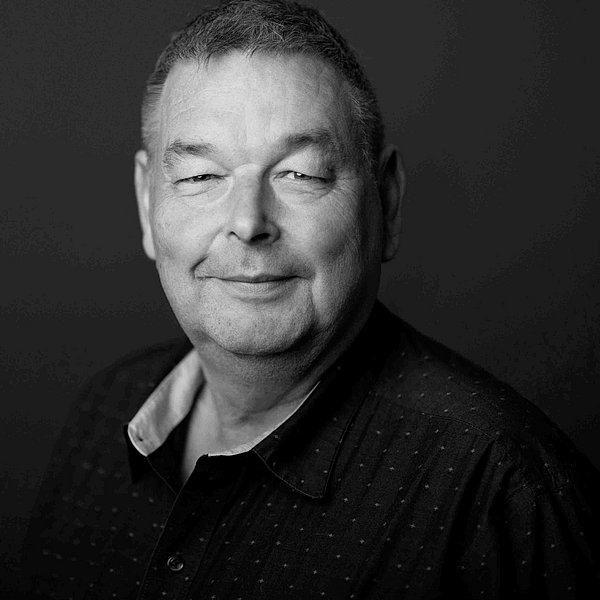 Portrait von Erik Förster in schwarz weiß