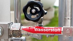 Gasrohr mit einem Schild, das "Wasseroff" anzeigt, steht in einem industriellen Umfeld.