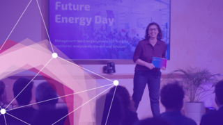 Moderatorin auf der Bühne vor Publikum im Future Energy Lab, im Hintergrund ein Großbildschirm mit der Aufschrift Future Energy Day. Das Bild wird von dem sternförmigen Logosymbol des Future Energy Labs überlagert und das Bild ist in Lila leicht eingefärbt.