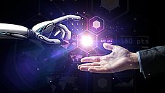 Eine humanoide Roboterhand und eine menschliche Hand strecken sich einander entgegen, um ein leuchtendes, energetisches Objekt zu berühren.