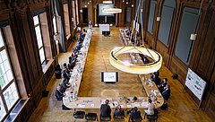 Aufnahme von oben, großer Raum mit Tisch in der Mitte