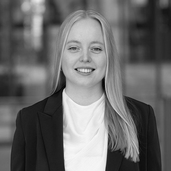 Foto von Cara Bien in schwarz weiß