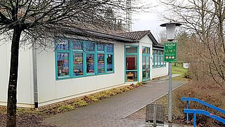 Weißes Haus mit Eingangstür