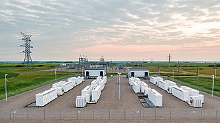Batterie-Netzspeichersystem in der Abenddämmerung