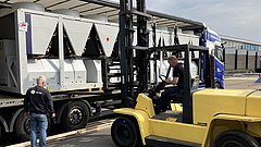 Die Wärmepumpen für die sms group werden angeliefert und mit einem Gabelstapler abgeladen.