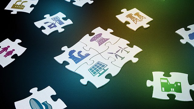 Puzzleteile auf denen verschiedene Energiesymbole gedruckt sind.