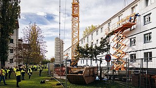 Exkursion „Energiesprong on tour in Merseburg“ am 17.10.2024, serielles Sanieren live auf der Baustelle