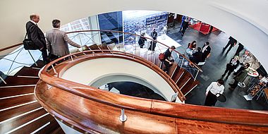 Menschentrauben im Foyer, vom oberen Treppenabsatz betrachtet auf dem dena-Kongress 2015