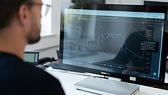 Ein Mitarbeiter arbeitet mit der Energiemanagement-Plattform.