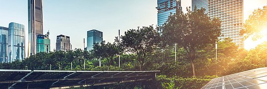 Solaranlage auf dem Dach mit Blick auf eine Skyline einer Stadt