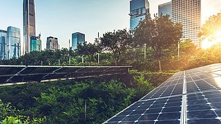 Solaranlage auf dem Dach mit Blick auf eine Skyline einer Stadt