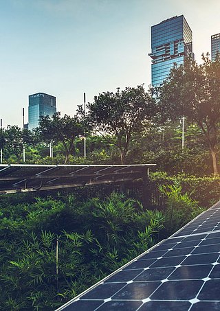 Solaranlage auf dem Dach mit Blick auf eine Skyline einer Stadt