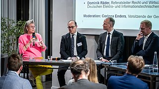 Katalin Gennburg (Die Linke), Dominik Räder (ZVEH), Michel Durieux (ZDB) und Hendrik Bollmann (SPD) diskutieren auf dem Podium