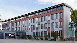 Schulgebäude mit einer rot weißen Fassade