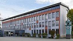 Schulgebäude mit einer rot weißen Fassade