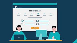 Zwei Personen sitzen an einem Tisch mit einem Laptop und einem Desktop-Computer. Im Hintergrund ist ein Bildschirm mit der Überschrift 'KEDi EMS-Finder' zu sehen, darunter eine Fortschrittsanzeige mit mehreren Kreisen, von denen der dritte hervorgehoben ist. Unter der Fortschrittsanzeige befinden sich zwei Spalten mit Checkboxen, von denen jeweils eine angekreuzt ist. Darunter ist ein orangefarbener Button mit der Aufschrift 'Weiter'. Die Personen tragen langärmlige Oberteile in Türkis- und Blautönen. Die Person rechts zeigt eine Daumen-hoch-Geste.