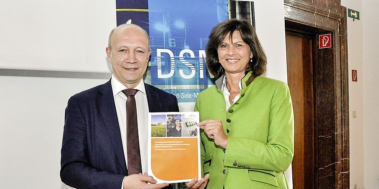 Andreas Kuhlmann, Vorsitzender der dena-Geschäftsführung, und Ilse Aigner, Bayerns Wirtschafts- und Energieministerin, bei der Übergabe der Roadmap Demand Side Management