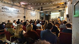 Blick in die Veranstaltung während Dirk Scheinemann (BMWSB) referiert.